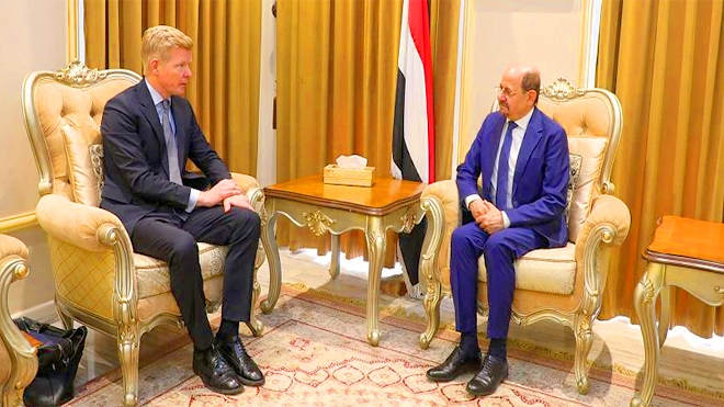 وزير الخارجية يبحث مع المبعوث الأممي جهود السلام وتطورات الأوضاع باليمن